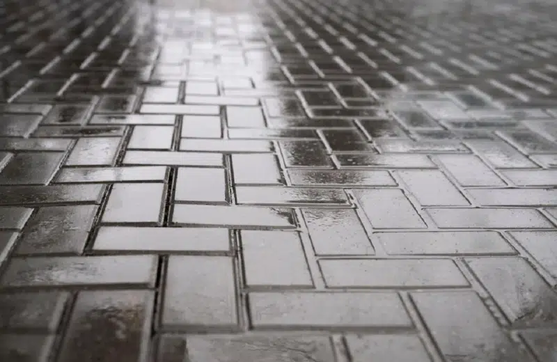 Comment choisir le carrelage extérieur idéal pour votre terrasse ou piscine