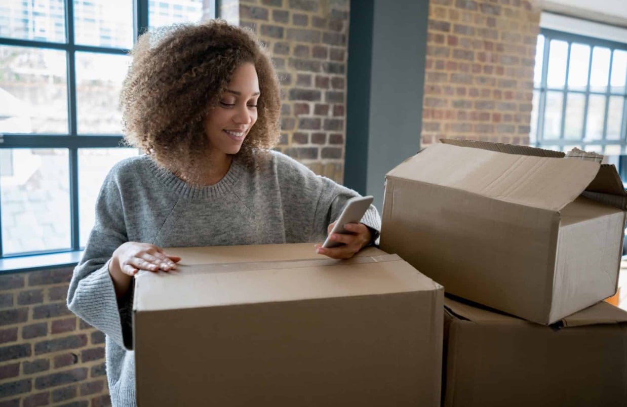 Femme fait des cartons