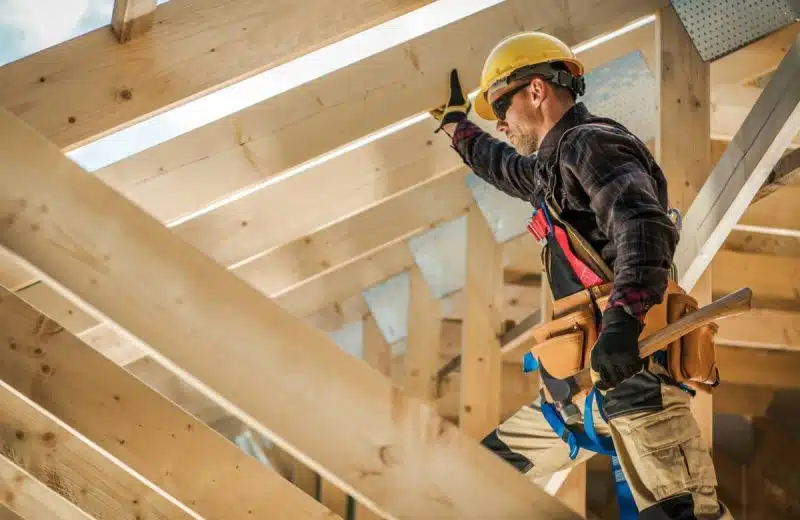 Le bastaing, une pièce essentielle de la structure d’une charpente