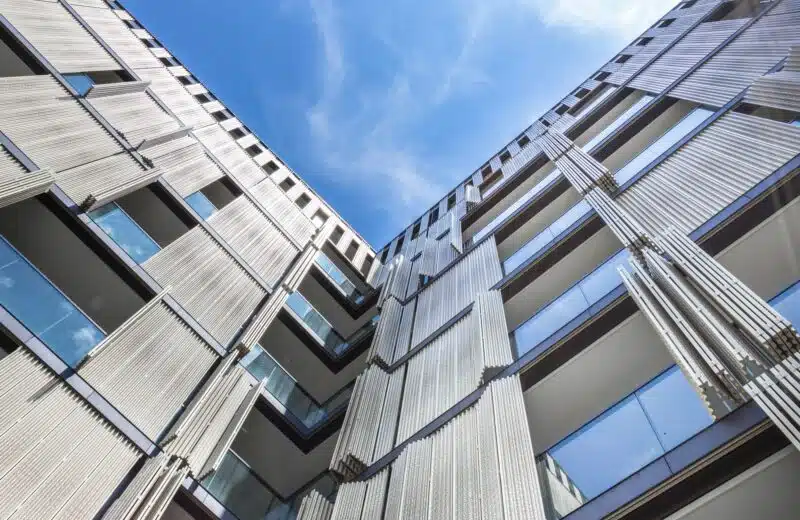 Profitez de la grande résistance du panneau de façade extérieur sur vos bâtiments !