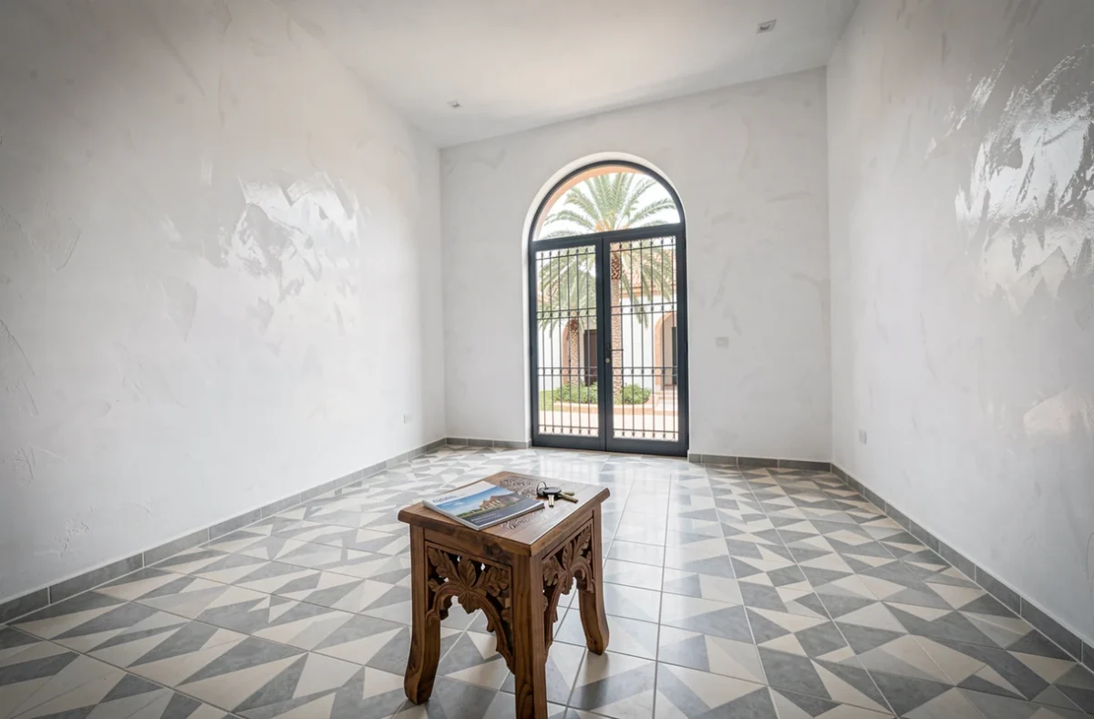 Intérieur spacieux d'un appartement neuf à vendre à Marrakech avec sol en zellige et fenêtre arquée